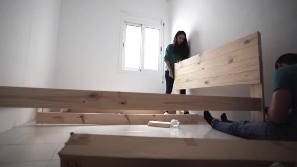 カップルとして新しい家で家具のベッドベースを収容 — ストック動画