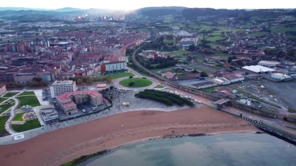 Vista Aérea Del Paisaje Urbano Industrial Ciudad Gijón Con Fondo — Vídeos de Stock