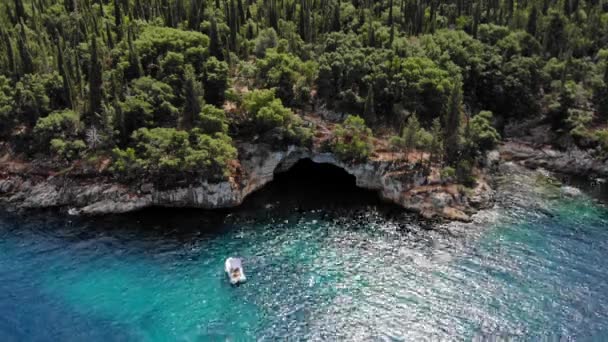 Mała Łódź Pobliżu Skalistego Wybrzeża Bujną Roślinnością Foki Beach Kefalonii — Wideo stockowe