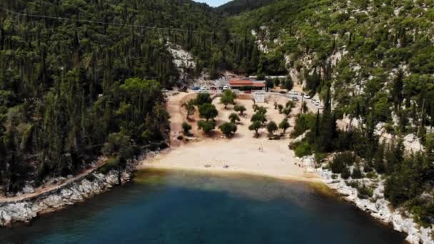 Plage Sable Foki Avec Forêt Verte Collines Couvertes Près Fiskardo — Video