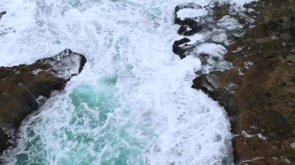 Onde Che Infrangono Nell Oceano Vicino Alcune Rocce Primo Piano — Video Stock