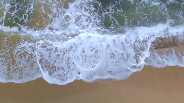 Ondas Chocando Contra Una Playa Cámara Lenta 1080P — Vídeos de Stock