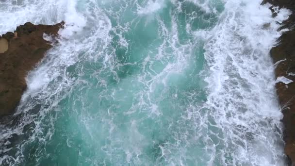 Αργή Κίνηση Κύματα Συντρίβεται Βράχους Στον Ωκεανό — Αρχείο Βίντεο