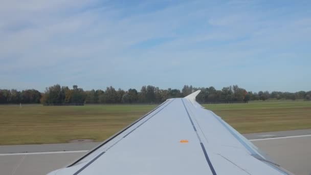 在德国慕尼黑机场起飞的飞机 从机翼看Pov — 图库视频影像