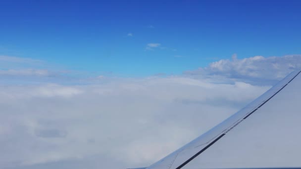 Avião Voando Acima Densa Atmosfera Nuvens Céu Azul Acima Vista — Vídeo de Stock