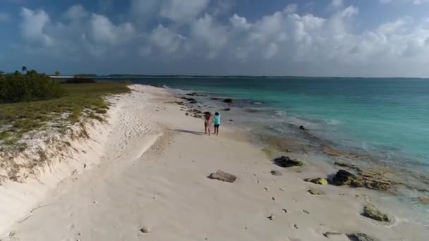 Latino Amoroso Hombre Mujer Descalzos Pareja Disfrutando Tiempo Divirtiéndose Playa — Vídeo de stock