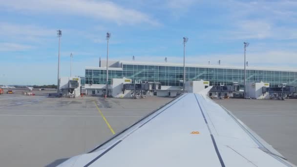 Avión Rodaje Tierra Aeropuerto Vista Del Ala Derecha Del Avión — Vídeo de stock