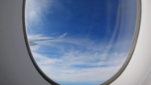 Zaman Ayarlı Mavi Gökyüzünde Uçan Uçak Yaz Günü Karada Uçak — Stok video