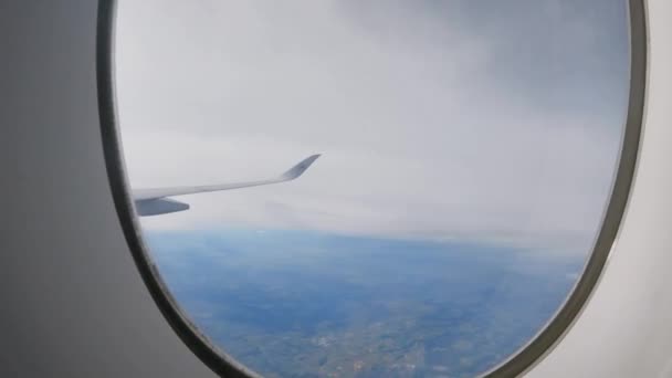 Zaman Ayarlı Kara Üzerinde Bulutlar Arasında Uçan Uçak Uçak Penceresinden — Stok video