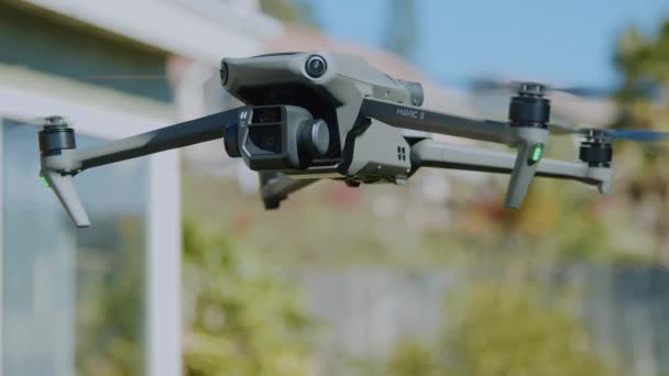 Stále Zblízka Záběr Zbrusu Nové Dji Mavic Stabilní Vzduchu — Stock video