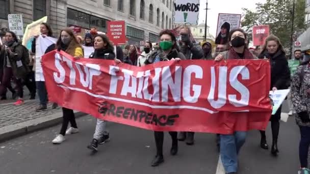 Para Demonstran Greenpeace Dengan Spanduk Merah Bertuliskan Berhenti Mengecewakan Kami — Stok Video