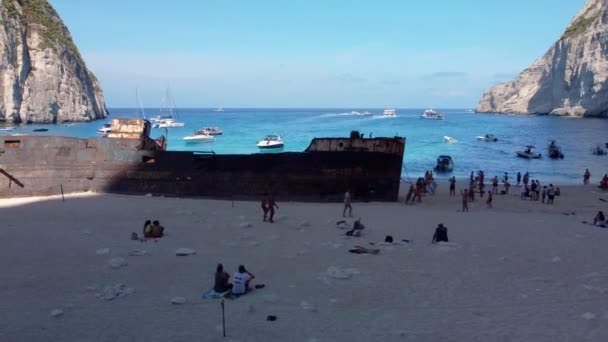 Fartygsvrak Och Turister Stranden Navagio Zakynthos — Stockvideo