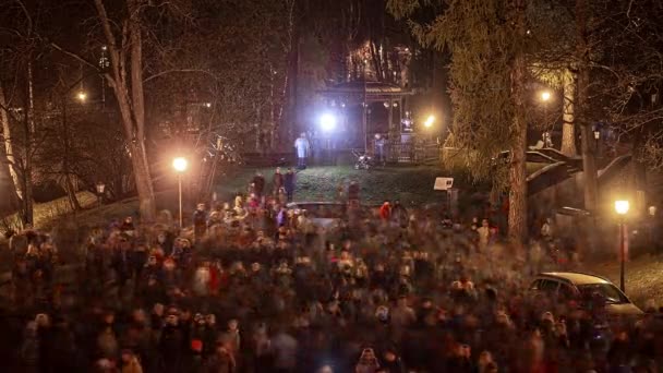 拉脱维亚公民在夜间聚会庆祝共和国宣告日 时间流逝 — 图库视频影像