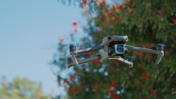 Frontansicht Eines Quadrocopters Dji Mavic Der Noch Der Luft Ist — Stockvideo