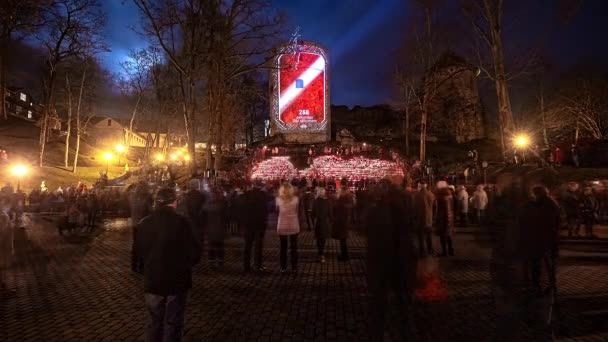 사람들은 촛불을 기념일을 기념하기 광장에 모인다 라트비아의 — 비디오