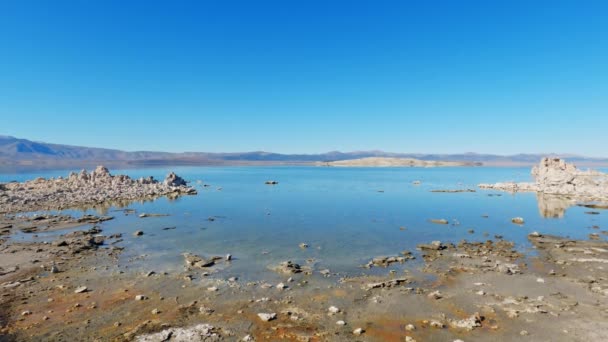 Wide Angle Calm Reflecting Mono Lake Sunny Tufa State Natural — Stock Video