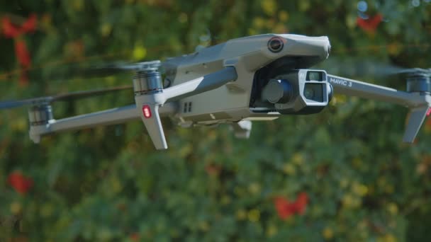 Silti Laukaus Dji Mavic Drone Ripustettu Ilmassa Ulkoa — kuvapankkivideo