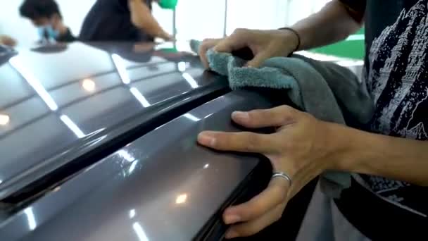 Werknemers Van Auto Wassen Schoonmaken Voertuig Met Microvezel Doek Auto — Stockvideo