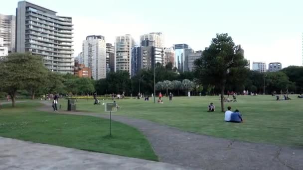 Mensen Met Vrije Tijd Een Zonnige Middag Het Stadspark Parque — Stockvideo