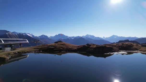 Aerial Dolly Escursionista Solista Uno Splendido Scenario Alpino Con Iconica — Video Stock