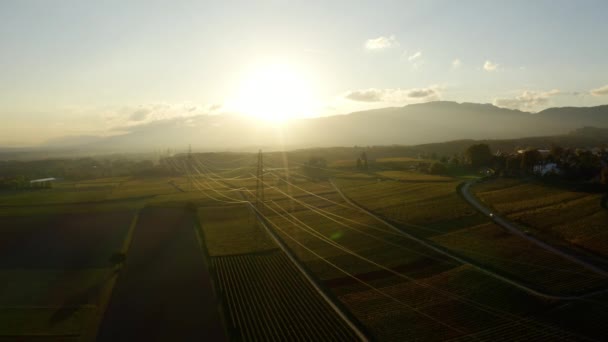 クテヴィニヤードのパワーライン上の明るい夕日スイスのカントンヴォーにある村の始まり近くにあります — ストック動画