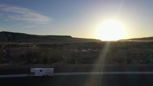 Vista Del Dron Las Casas Urbanísticas Valle Rodeado Colinas Montañas — Vídeos de Stock