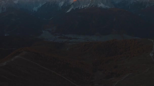 Inclinazione Aerea Verso Basso Valle Buia Illuminazione Dorata Dolomiti All — Video Stock