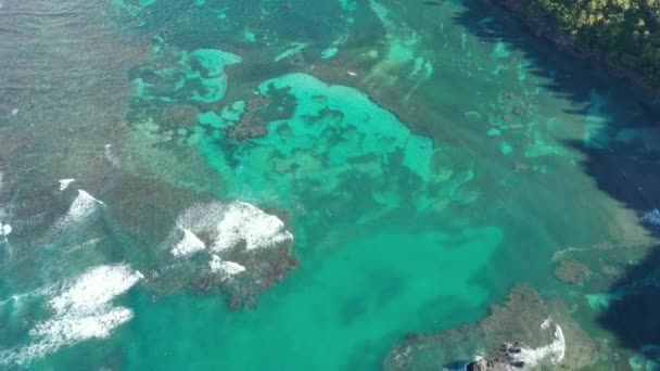 Turkosa Havsvatten Och Grönskande Kust Hermitano Stranden Dominikanska Republiken Flyg — Stockvideo