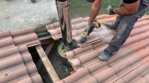 Homem Moagem Telha Telhado Argila Para Instalação Lareira Ângulo Alto — Vídeo de Stock