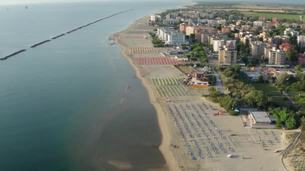 Letecký Výhled Písečnou Pláž Deštníky Altánky Městem Koncept Letní Dovolené — Stock video