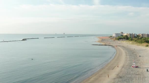 Luftaufnahme Des Sandstrandes Mit Sonnenschirmen Pavillons Und Stadt Sommerferienkonzept Stadt — Stockvideo