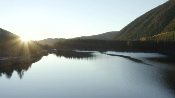 Drohnenaufnahmen Eines Sonnenaufgangs Über Einem See Den Rocky Mountains Von — Stockvideo