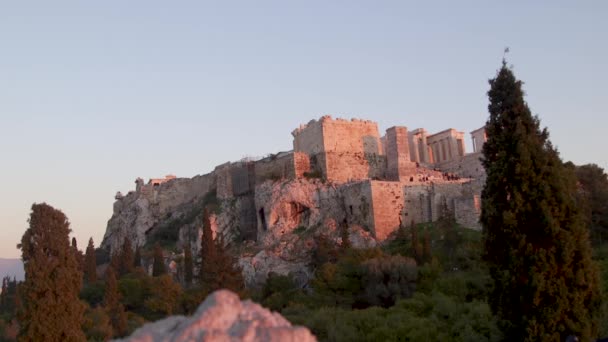 ギリシャアテネの日没時にパルテノン神殿の写真を撮る男 — ストック動画