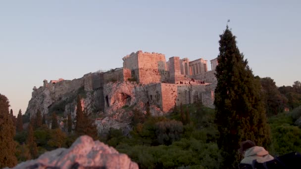 Uomo Affacciato Sul Partenone Atene Grecia — Video Stock