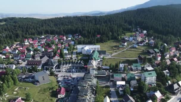 Zabljak Durmitor山国立公園 モンテネグロ 晴れた日に緑の風景の中に町や自治体のドローン空中ビュー — ストック動画