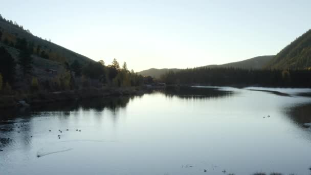 Imágenes Aéreas Aviones Tripulados Amanecer Sobre Lago Las Montañas Rocosas — Vídeos de Stock