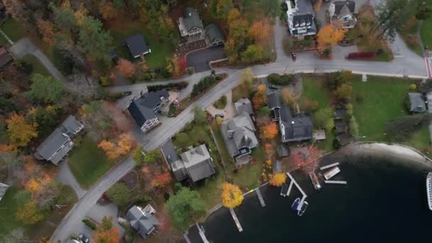 Top Aerial View Σπίτια Και Προβλήτες Στη Λίμνη Sunapee Lakefront — Αρχείο Βίντεο