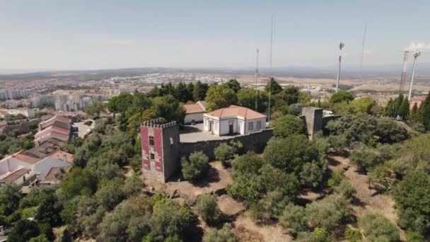 Luchtfoto Baan Oude Kasteel Fort Heuveltop Omgeven Door Vegetatie Castelo — Stockvideo
