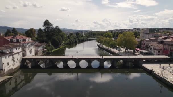 Havadan Yükseliş Tamega Nehri Roma Köprüsü Portekiz Yakınlarındaki Chaves Şehir — Stok video