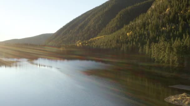 秋または秋にコロラド州のロッキー山脈の湖の上に日の出の4K空中ドローン映像は アスペンの木を変えます — ストック動画