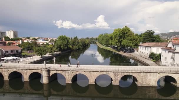 Luftflug Über Die Steinerne Römerbrücke Tamega Fluss Mit Wolkenspiegelung Chaves — Stockvideo