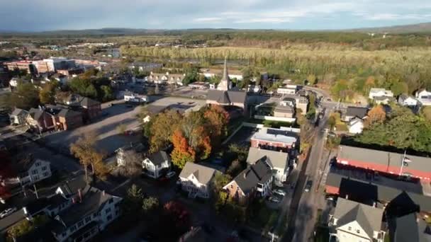 飞越美国新罕布什尔州康科德的住宅区和教堂 阳光明媚的秋日城市景观 无人机空中景观 — 图库视频影像