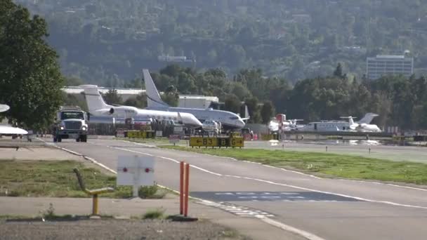 Havaalanı Pistlerinde Uçaklar — Stok video