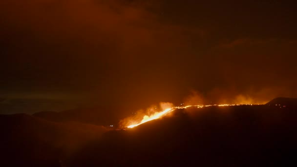 Helder Gloeiende Hete Lava Stroomt Nachts Door Het Landschap Breed — Stockvideo