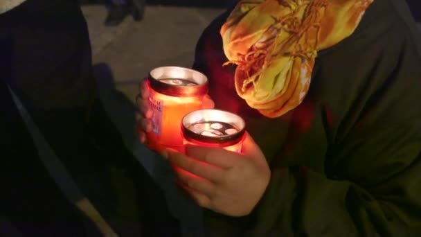 Detalle Niño Sosteniendo Velas Durante Una Protesta Callejera Atenas Grecia — Vídeo de stock