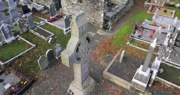 Mosteiro Monasterboice Alta Cruz Drone Pov Atirar — Vídeo de Stock