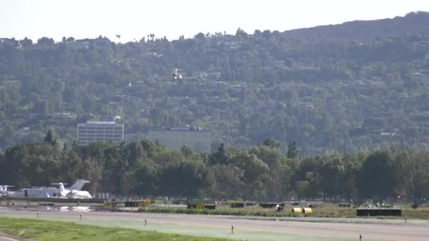 忙しい空港で飛行機が着陸する — ストック動画