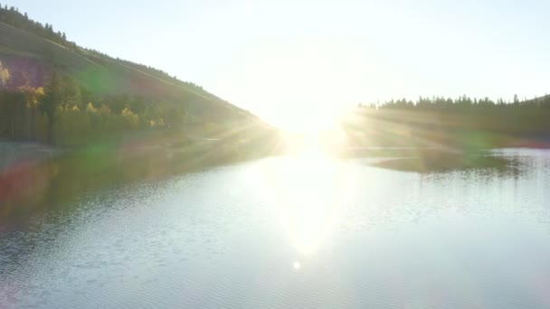 秋天或秋天 在科罗拉多落基山脉湖面上 有4K空中无人驾驶飞机拍摄的日出镜头 其中有不断变化的杨树 — 图库视频影像