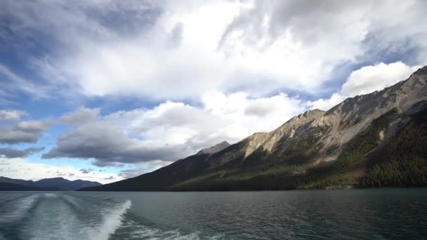 Costa Motor Boat Wake Superfície Lago Maligne Parque Nacional Jasper — Vídeo de Stock