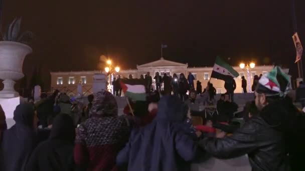 Люди Выступают Права Беженцев Перед Греческим Парламентом Афинах Греция — стоковое видео